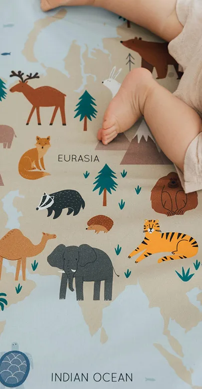 Alfombra-sensorial-para-bebés-Enrollagateo-Mimaar-mapa-mundi-01