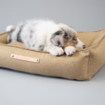 La cama MØVIK de Labbvenn ofrece diseño y confort. Con espuma de alta resiliencia, funda lavable y materiales premium, ideal para perros de todos los tamaños.