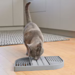 El juego interactivo para gatos Aperitivo de MiaCara estimula su mente y cuerpo. Hecho de silicona segura, resistente y fácil de limpiar.