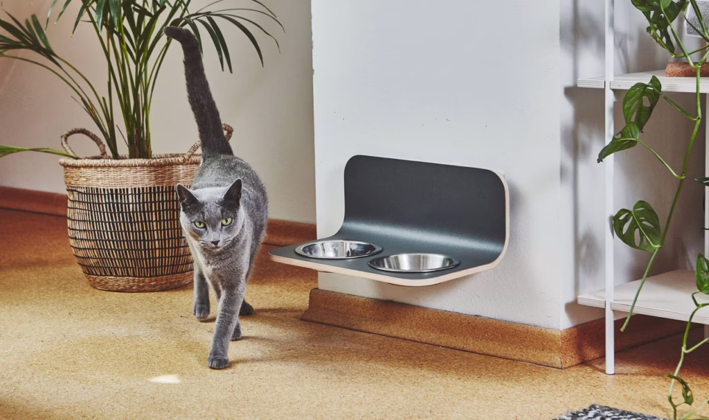 El Comedero de pared para gatos Arco de MiaCara, con cuencos de acero inoxidable y diseño ergonómico flotante. Fácil de limpiar y perfecto para gatos.