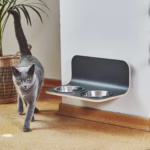 El Comedero de pared para gatos Arco de MiaCara, con cuencos de acero inoxidable y diseño ergonómico flotante. Fácil de limpiar y perfecto para gatos.