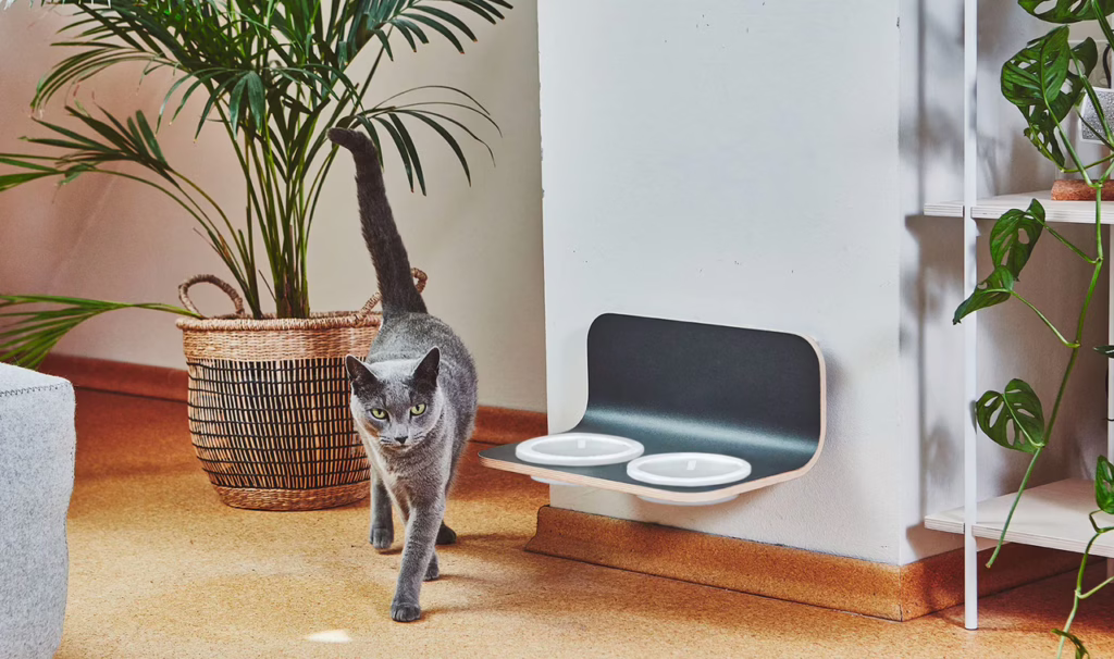 El comedero de pared para gatos Arco de MiaCara, con cuencos de porcelana y diseño elevado para mejorar su postura. Resistente y fácil de limpiar.