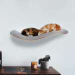 La Estantería para Gatos CHILL DeLUXE, ideal para que tu gato descanse y se relaje. Diseño elegante, fácil instalación y cojín lavable.