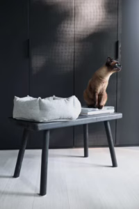 La Cama para gatos Calma de MiaCara, diseñada para ofrecer confort y seguridad a tu gato con un elegante diseño hexagonal y materiales de alta calidad.