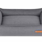 Descubre la alfombra de viaje para perros OKKA de Labbvenn: diseño elegante, materiales de alta calidad y fácil mantenimiento. Ideal para paseos y viajes, proporcionando confort y estilo para tu perro.