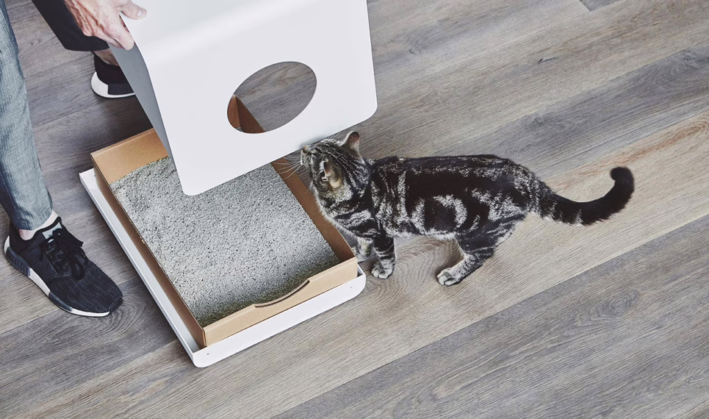 El arenero para gatos Sito de MiaCara, con diseño Bauhaus y estructura de aluminio. Incluye un inserto compostable para una limpieza fácil y rápida.