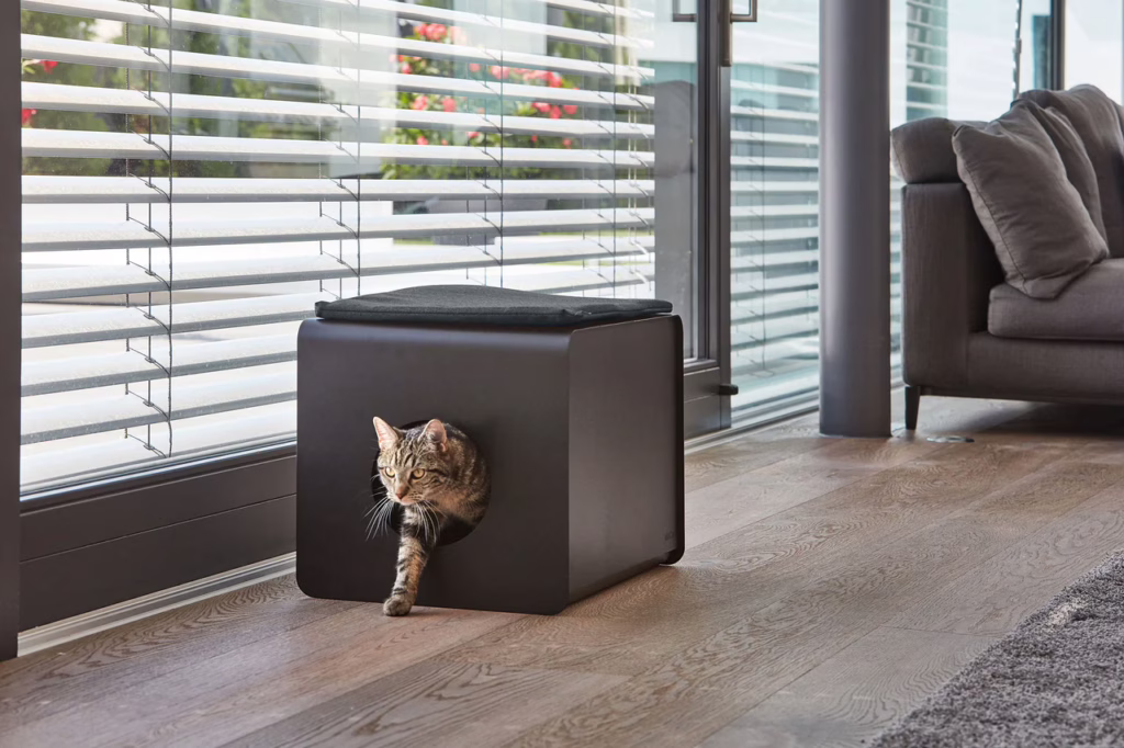 El cojín para arenero para gatos Sito de MiaCara, diseñado para encajar perfectamente sobre la caja Sito. Material premium, fácil de limpiar y elegante.