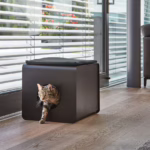 El cojín para arenero para gatos Sito de MiaCara, diseñado para encajar perfectamente sobre la caja Sito. Material premium, fácil de limpiar y elegante.