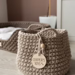 Cesta personalizable para juguetes de mascotas hecha con algodón reciclado. Lavable, ecológica y decorativa. Con placa de nombre y borla extraíble.