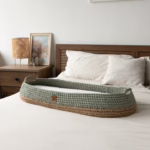 Cesta Cambiador para Bebé de Anzy Home hecha a mano con algodón reciclado y base de madera. Incluye colchón orgánico. Diseño boho, seguro y portátil.