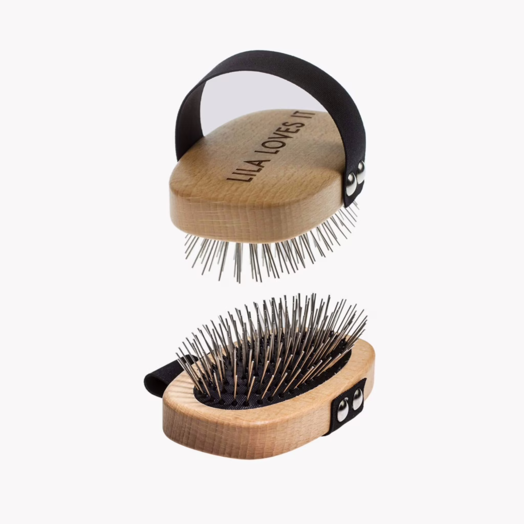 Cepillo para perros de pelo largo de Lila Loves It: elimina enredos, pelo muerto y cuida la piel. Hecho en madera natural con cerdas metálicas firmes.