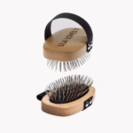 Cepillo para perros de pelo largo de Lila Loves It: elimina enredos, pelo muerto y cuida la piel. Hecho en madera natural con cerdas metálicas firmes.