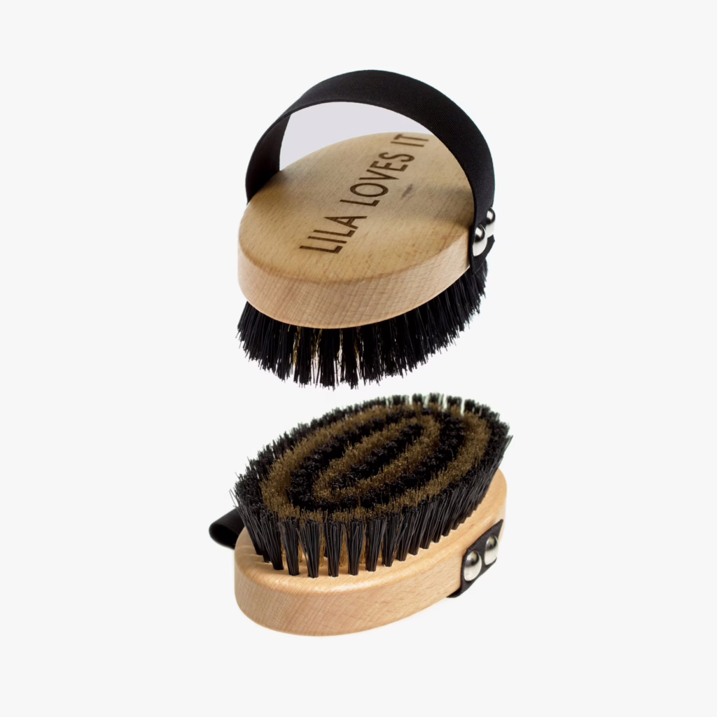 Cepillo para perros de pelo corto de Lila Loves It: elimina pelo muerto, masajea suavemente y mantiene el pelaje sano. Madera natural y calidad premium.