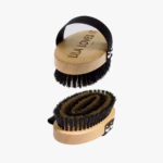 Cepillo para perros de pelo corto de Lila Loves It: elimina pelo muerto, masajea suavemente y mantiene el pelaje sano. Madera natural y calidad premium.