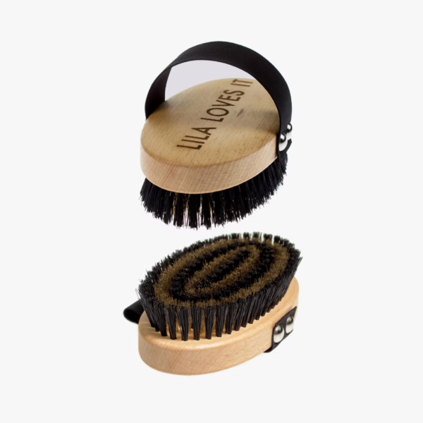 Cepillo para perros de pelo corto de Lila Loves It: elimina pelo muerto, masajea suavemente y mantiene el pelaje sano. Madera natural y calidad premium.