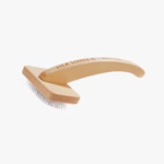 Cepillo para perros de pelo largo de Lila Loves It: elimina nudos y subpelo con suavidad. Mango de madera sostenible y fabricación artesanal alemana.