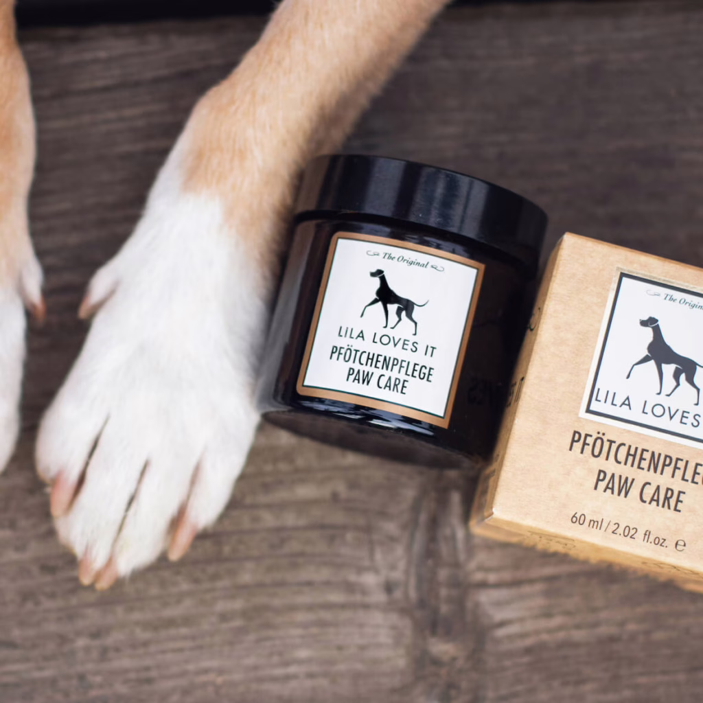Bálsamo para almohadillas de perro con caléndula, coco y albaricoque. Hidrata, protege y regenera. Fórmula natural y apta para uso diario.
