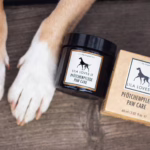 Bálsamo para almohadillas de perro con caléndula, coco y albaricoque. Hidrata, protege y regenera. Fórmula natural y apta para uso diario.