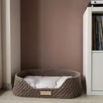 Cama en crochet para mascotas personalizable de Anzy Home. Hecha a mano con algodón reciclado, colchón incluido y placa con nombre. Disponible en 3 tamaños.