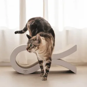 Rascador para gatos con diseño ondulado, ergonómico y ecológico. Ideal para rascar, estirarse y descansar con estilo y total seguridad en tu hogar.