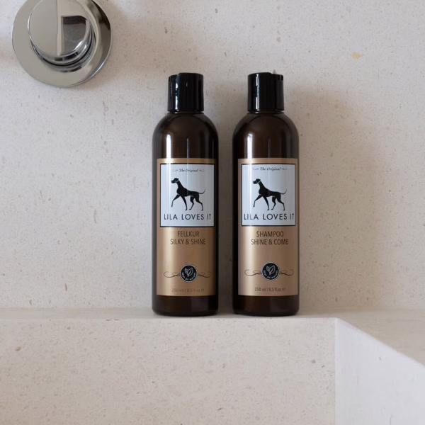 Champú para perros natural con pH equilibrado. Aporta brillo, protege la piel sensible y facilita el peinado. Fórmula concentrada con aceites botánicos.