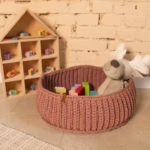 Cesta infantil en crochet de Anzy Home tejida a mano en algodón OEKO-TEX®. Ideal para guardar juguetes y decorar habitaciones infantiles con estilo natural.