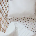 Sábana de cuna 100% algodón con estampado Garden Fruits y acabado elástico. Disponible en 3 tamaños, suave, segura y perfecta para el descanso del bebé.