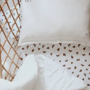 Sábana de cuna 100% algodón con estampado Garden Fruits y acabado elástico. Disponible en 3 tamaños, suave, segura y perfecta para el descanso del bebé.