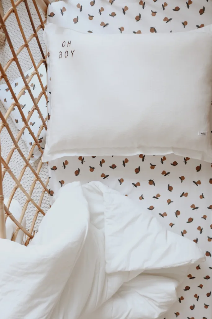 Sábana de cuna 100% algodón con estampado Garden Fruits y acabado elástico. Disponible en 3 tamaños, suave, segura y perfecta para el descanso del bebé.