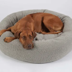 Cama redonda LOOP para perro o gato. Muy suave y acogedora con tejido bouclé resistente. Funda lavable y relleno ortopédico. Hecho a mano.