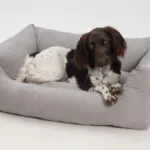 Cama para perro con tejido de poliéster resistente, cojines ortopédicos y fundas lavables. Ideal para perros grandes y uso diario.