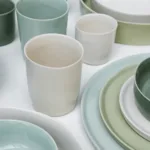 Set de 4 tazas pequeñas o grandes de gres ELEPHANT FEET en celadón. Artesanales, sostenibles y perfectas para café o té. Diseño premiado y duradero.