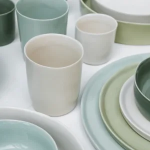 Set de 4 tazas pequeñas o grandes de gres ELEPHANT FEET en celadón. Artesanales, sostenibles y perfectas para café o té. Diseño premiado y duradero.