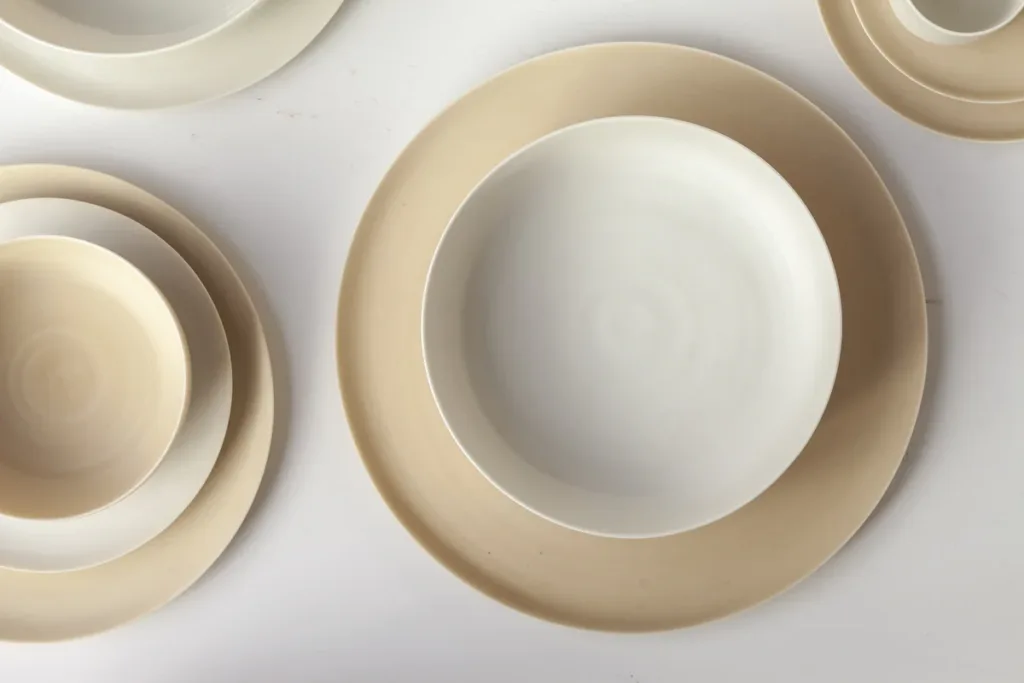 Set de 2 platos grandes KAYA en porcelana artesanal. Diseño galardonado, sostenible y elegante. Ideal como plato base o principal.