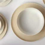 Set de 2 platos grandes KAYA en porcelana artesanal. Diseño galardonado, sostenible y elegante. Ideal como plato base o principal.