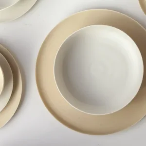 Set de 2 platos grandes KAYA en porcelana artesanal. Diseño galardonado, sostenible y elegante. Ideal como plato base o principal.