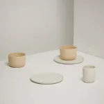 Set de 2 platos pequeños KAYA, ideales para aperitivos o bases. Porcelana artesanal, diseño galardonado y producción sostenible.