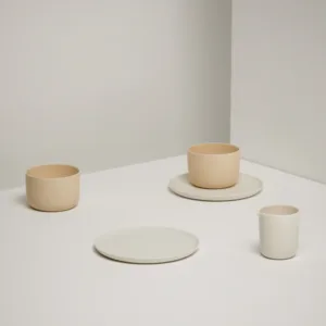 Set de 2 platos pequeños KAYA, ideales para aperitivos o bases. Porcelana artesanal, diseño galardonado y producción sostenible.