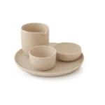 Descubre el Set KAYA TINY Grand: porcelana artesanal ideal para presentar aperitivos delicados y postres con estilo y sostenibilidad.