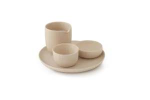 Descubre el Set KAYA TINY Grand: porcelana artesanal ideal para presentar aperitivos delicados y postres con estilo y sostenibilidad.
