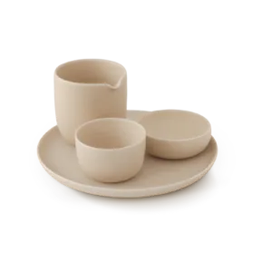 Descubre el Set KAYA TINY Grand: porcelana artesanal ideal para presentar aperitivos delicados y postres con estilo y sostenibilidad.