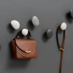 Percheros HOOKS en porcelana resistente para interior y exterior. Diseño premiado, sostenible y funcional que transforma tus espacios con estilo.