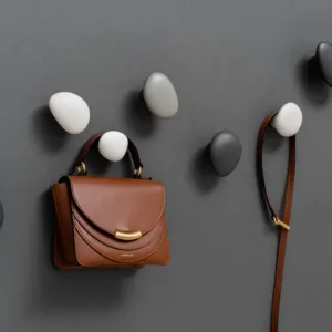 Percheros HOOKS en porcelana resistente para interior y exterior. Diseño premiado, sostenible y funcional que transforma tus espacios con estilo.