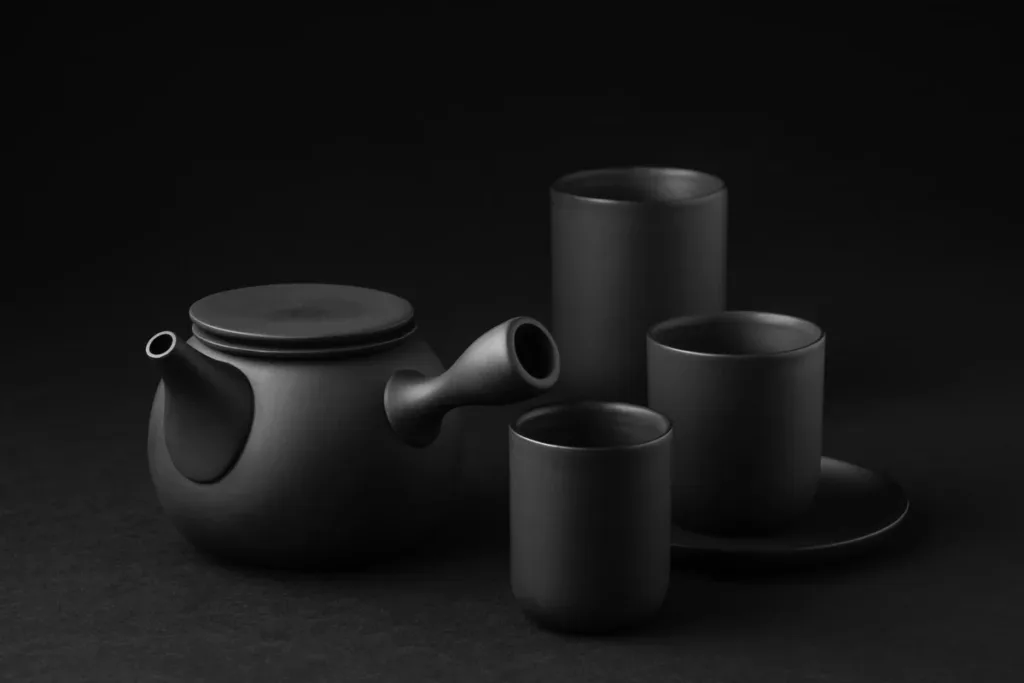 Tetera KEIZU de gres negro mate, inspirada en la tradición japonesa. Diseño funcional y elegante, perfecta para té verde. Apta para lavavajillas.