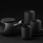 Tetera KEIZU de gres negro mate, inspirada en la tradición japonesa. Diseño funcional y elegante, perfecta para té verde. Apta para lavavajillas.