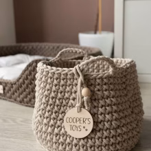 Cesta personalizable para juguetes de mascotas hecha con algodón reciclado. Lavable, ecológica y decorativa. Con placa de nombre y borla extraíble.