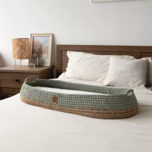 Cesta Cambiador para Bebé de Anzy Home hecha a mano con algodón reciclado y base de madera. Incluye colchón orgánico. Diseño boho, seguro y portátil.