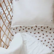 Sábana de cuna 100% algodón con estampado Garden Fruits y acabado elástico. Disponible en 3 tamaños, suave, segura y perfecta para el descanso del bebé.