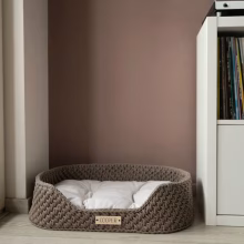Cama en crochet para mascotas personalizable de Anzy Home. Hecha a mano con algodón reciclado, colchón incluido y placa con nombre. Disponible en 3 tamaños.
