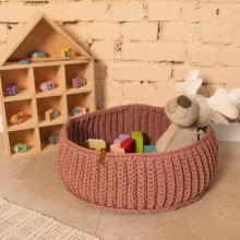 Cesta infantil en crochet de Anzy Home tejida a mano en algodón OEKO-TEX®. Ideal para guardar juguetes y decorar habitaciones infantiles con estilo natural.